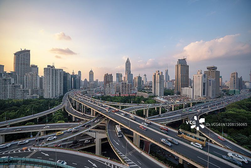 上海日落时分的交通高峰图片素材