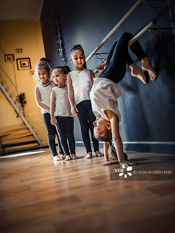 老师和一群孩子在舞蹈学校练习舞蹈和芭蕾图片素材