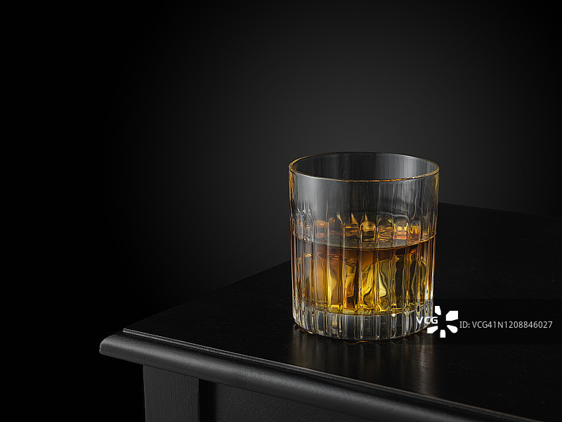 一杯加冰的威士忌图片素材