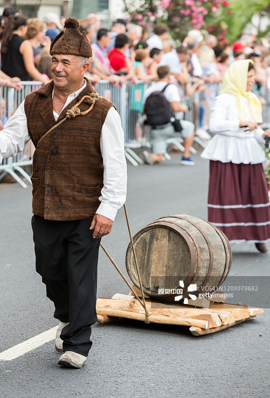 芬沙尔马德拉葡萄酒节上，身着传统服装的人们在举行历史和民族志游行。图片素材
