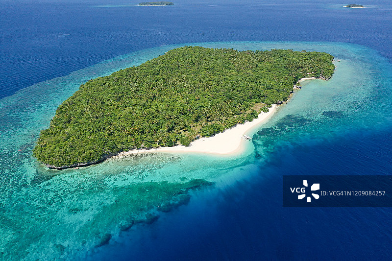 atole上的热带岛屿，俯视图。Mahaba岛,菲律宾。图片素材