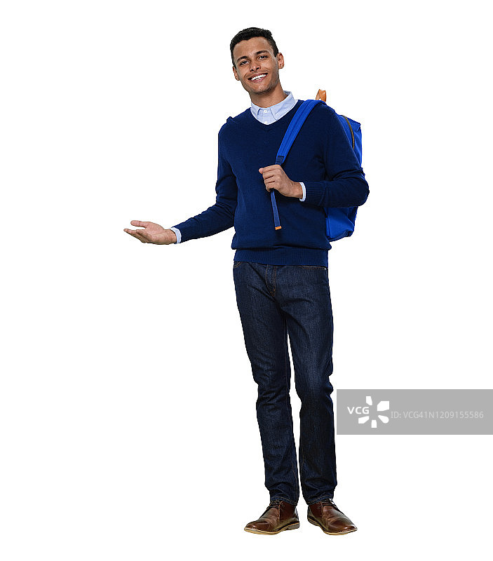非裔美国青年男主持人穿着暖和的衣服站在白色背景前图片素材