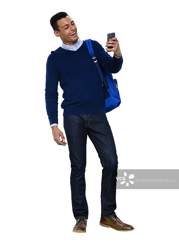 非裔美国青年男性穿着牛仔裤站在白色背景前用手机拍照图片素材
