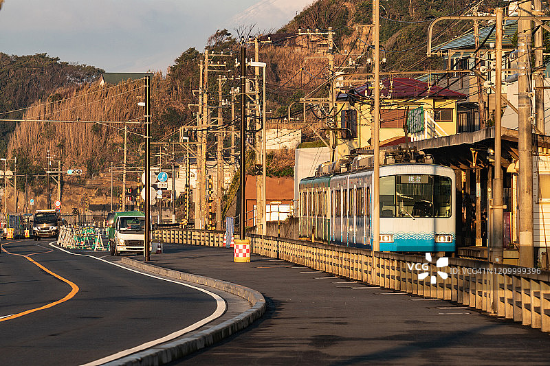 日本神奈川县海上行驶的当地火车图片素材