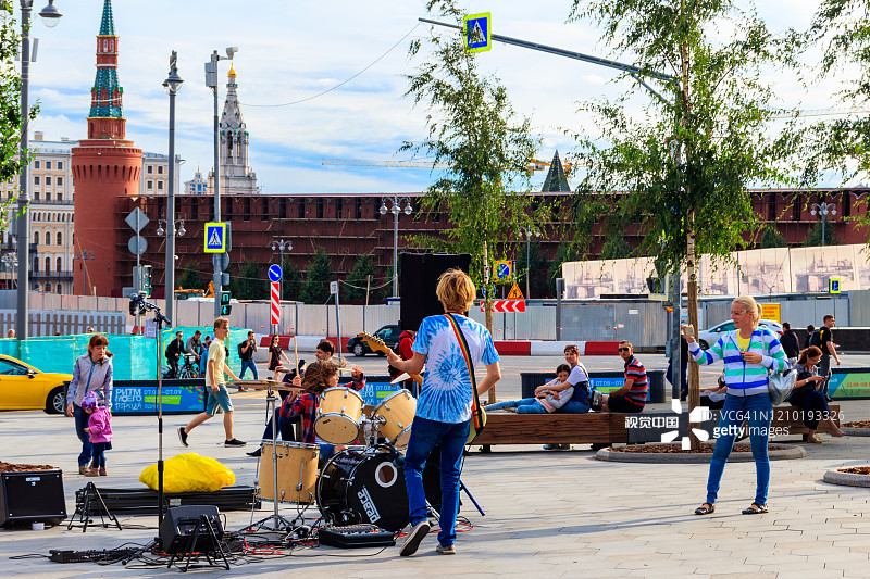 街头音乐家在演奏吉他和鼓在扎里亚德公园在莫斯科，俄罗斯图片素材