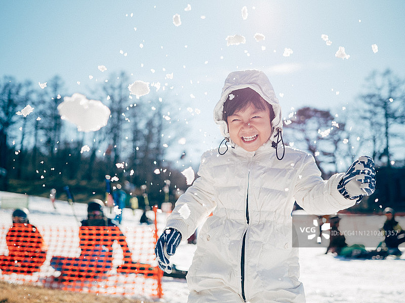 快乐的孩子在雪地里玩耍图片素材