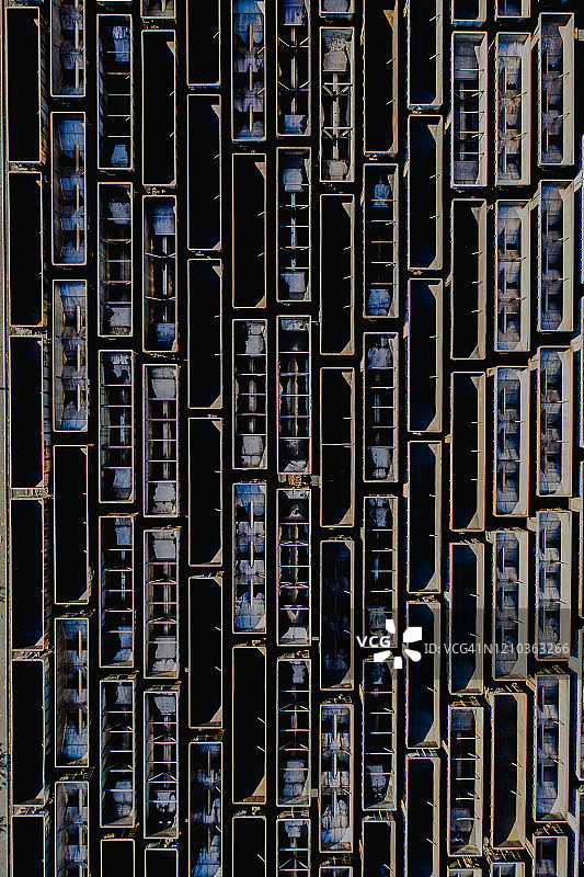 无人机图像显示停泊的煤车，弗吉尼亚州，美国图片素材