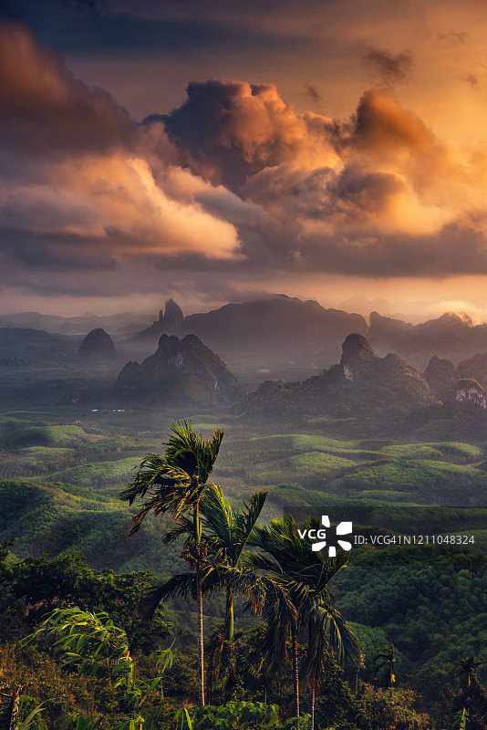 日出时壮观的天空映衬着山脉的自然风景。泰国南部的自然景观和雨林。图片素材