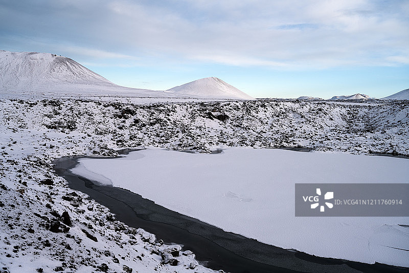冰岛西部贝塞克贾兰的结冰湖图片素材
