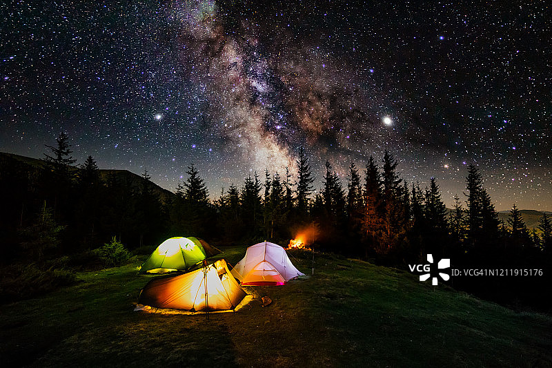在星空下的山间露营帐篷图片素材