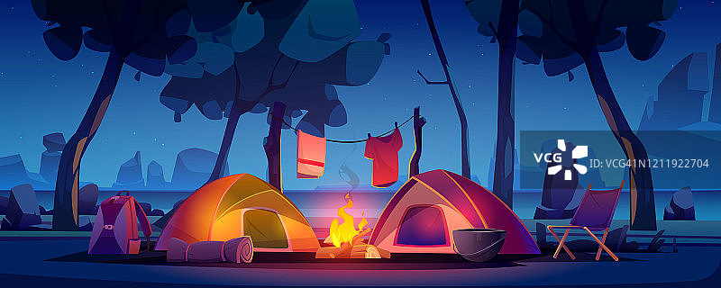 有帐篷、篝火和湖的夏令营图片素材