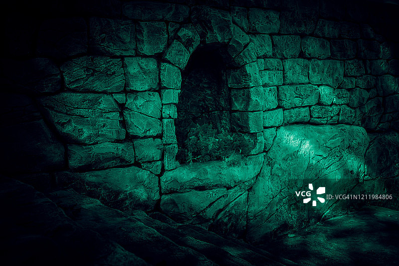 走廊是恐怖的，可怕的，黑暗的。城堡里阴森森的洞穴，隧道里的凹室，地下室的入口，在神秘的月光下有可怕的奇怪的绿色阴影图片素材