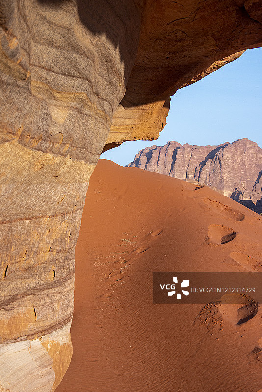 约旦瓦迪拉姆沙漠的红沙图片素材