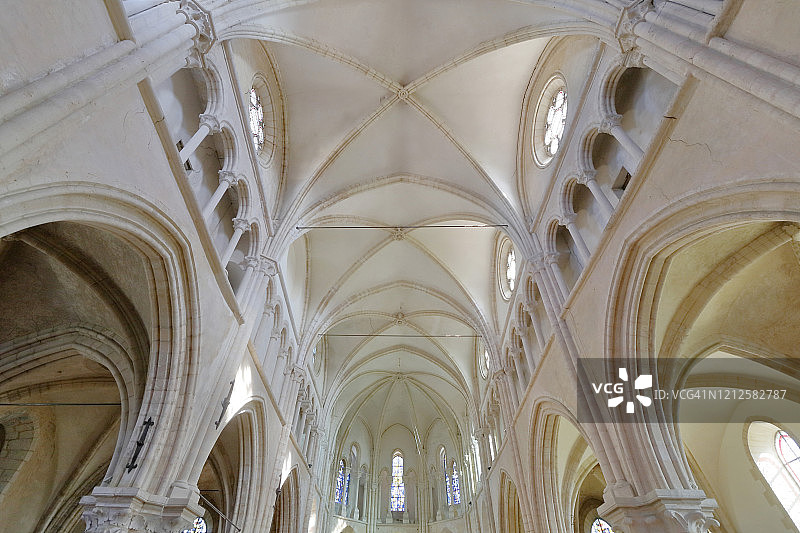 法国Villeneuve le Comte教堂内部的景色图片素材