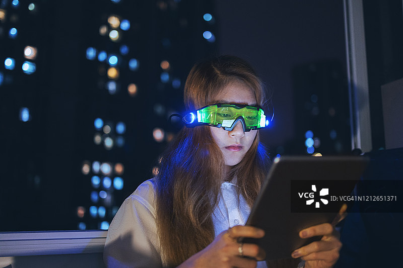 商务女性戴着增强现实眼镜使用数码平板电脑图片素材
