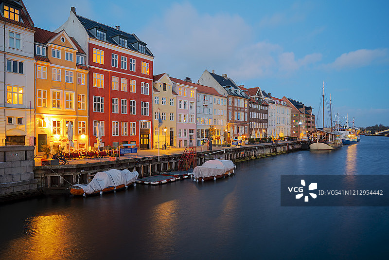哥本哈根老城尼哈芬的彩色传统房屋图片素材
