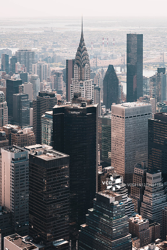 美国纽约上空的曼哈顿天际线图片素材