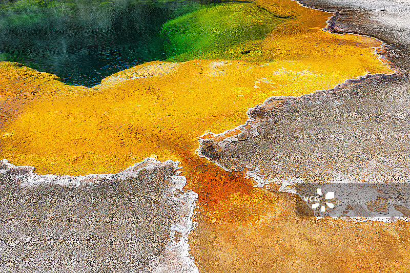 了不起的多色黑沙盆湖在黄石美国图片素材