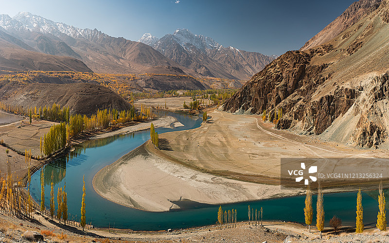 巴基斯坦北部吉尔吉特-巴尔蒂斯坦的兴都古什山脉的潘得河谷的潘得河的曲线图片素材
