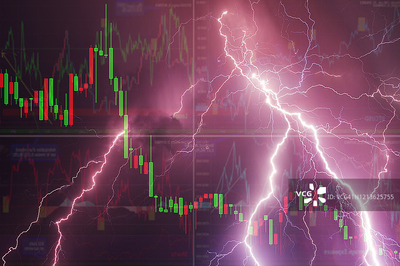 股票图表与天空的闪电。世界金融危机概念图片素材