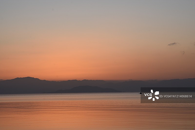 琵琶湖有日出和小船的剪影图片素材