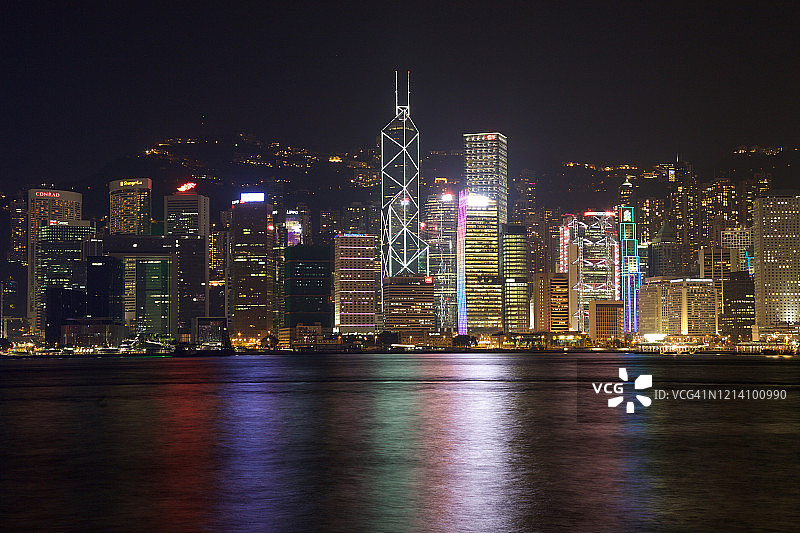 晚上的香港维多利亚港天际线图片素材