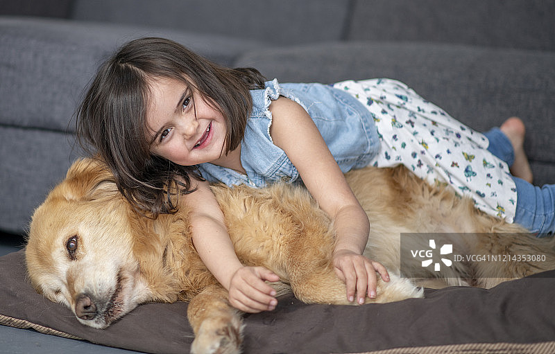 小女孩躺在她的狗股票照片图片素材