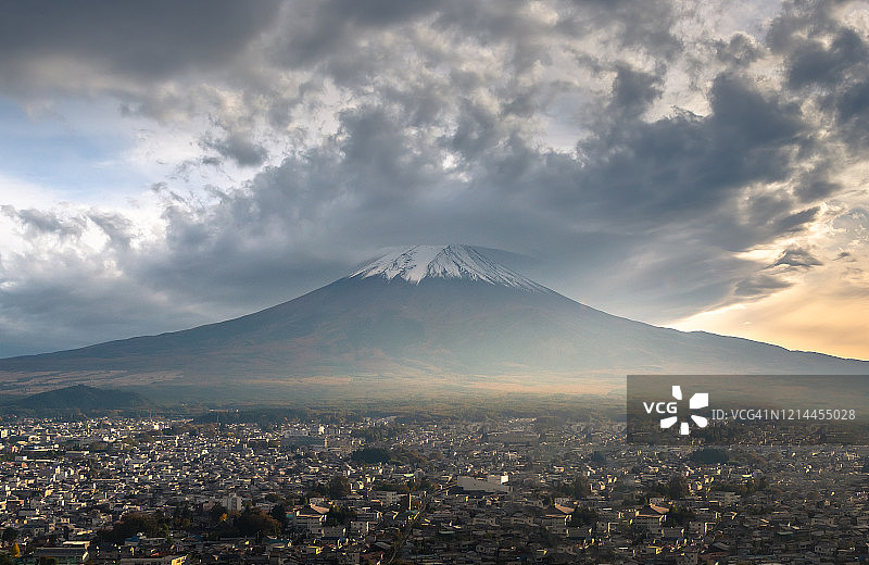 带云帽的富士山图片素材