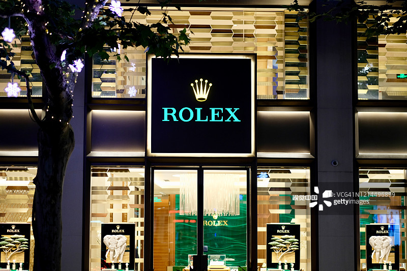 前视图的ROLEX商店在晚上图片素材