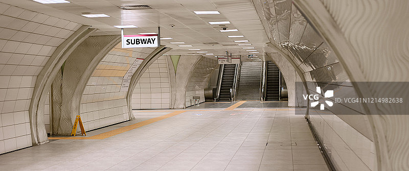 地下地铁站走廊隧道设有自动扶梯。抽象的透视图图片素材