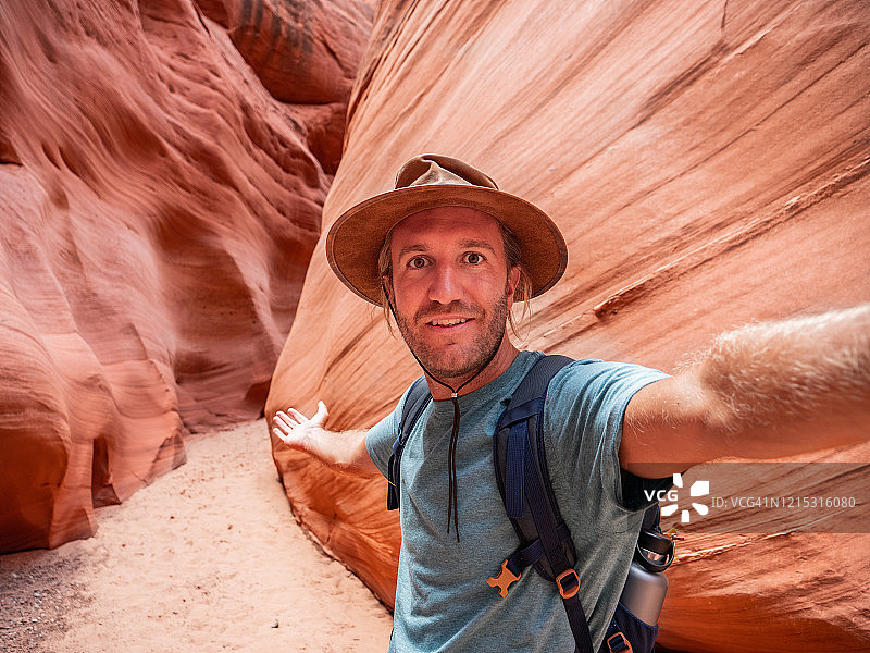 一名年轻人在美国羚羊峡谷自拍图片素材