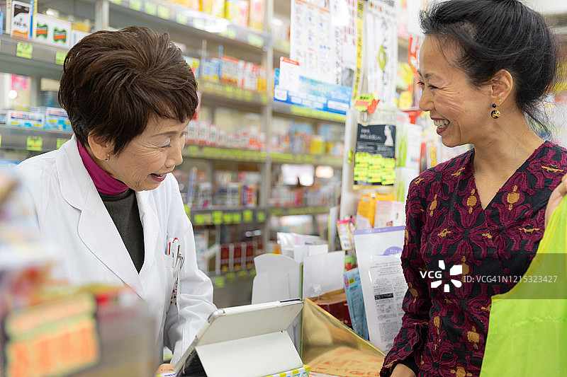 日本妇女在药店买药图片素材