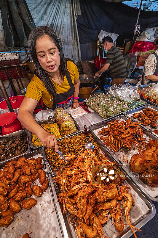 泰国清迈夜市上的泰国街头小吃摊图片素材