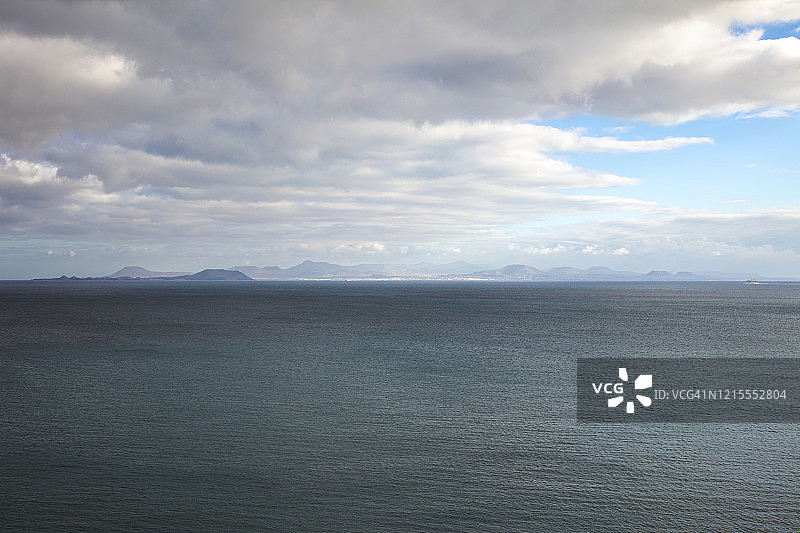 前面是Lobos岛和加那利群岛的富埃特文图拉岛图片素材