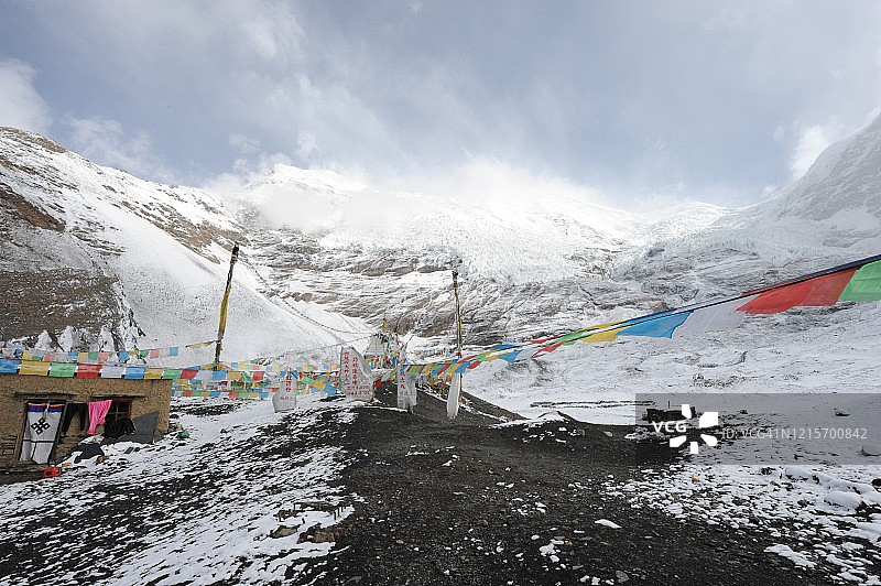 西藏风景中的佛教经幡图片素材