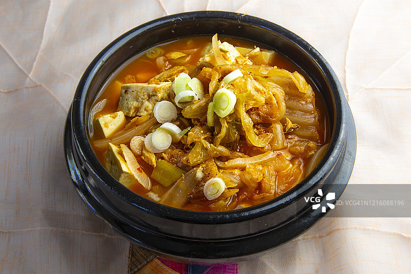 韩国泡菜金枪鱼炖汤叫做泡菜Jjigae图片素材