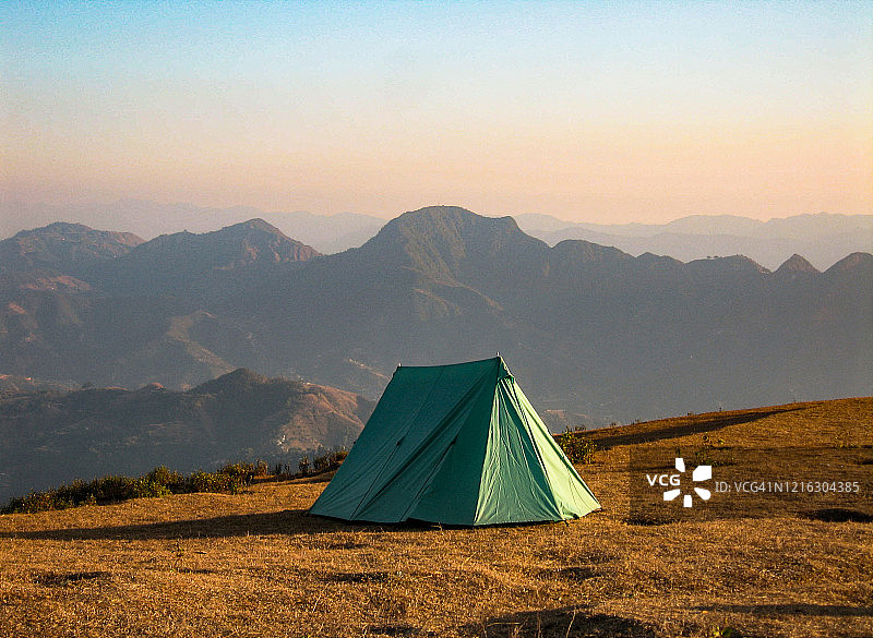 在山上露营可以看到鸟瞰图。锡尔考特，斯沃瑞克，尼泊尔。神奇的跳伞。图片素材