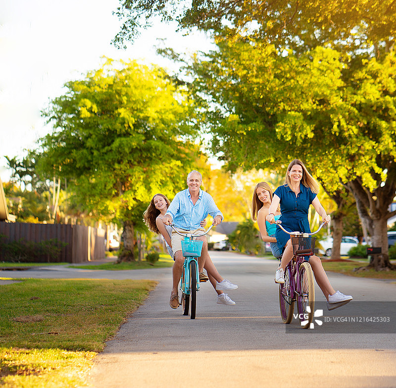 快乐的拉丁家庭在迈阿密骑车图片素材