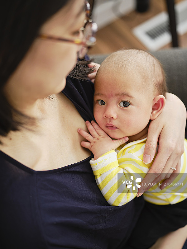 日本母亲母乳喂养她的孩子图片素材