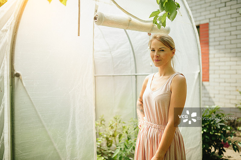 年轻女子站在番茄温室前图片素材