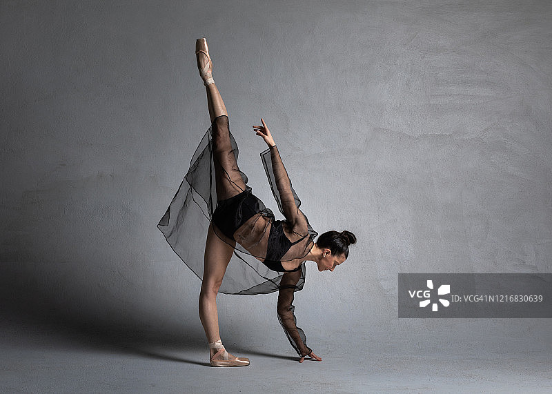 美丽的芭蕾舞女演员图片素材