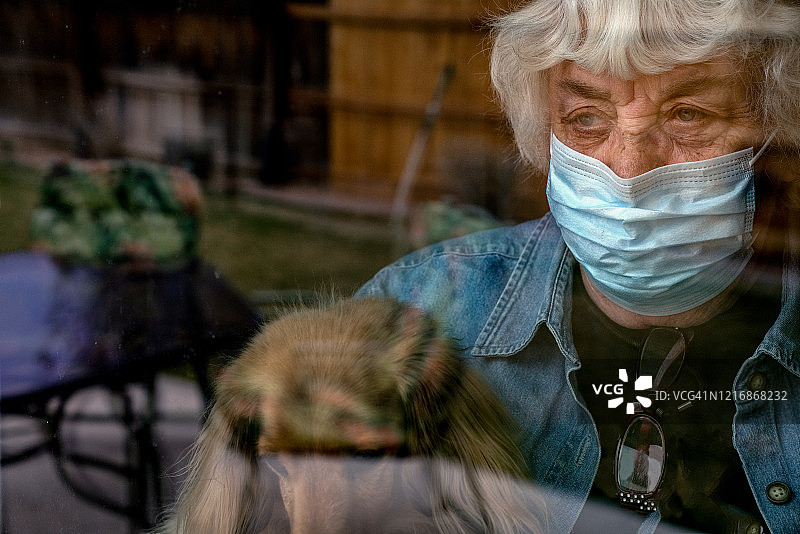 一名因新型冠状病毒而被隔离在家中的高危老年妇女图片素材