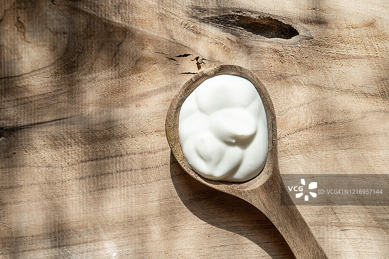 以新鲜希腊酸奶为背景的健康早餐图片素材