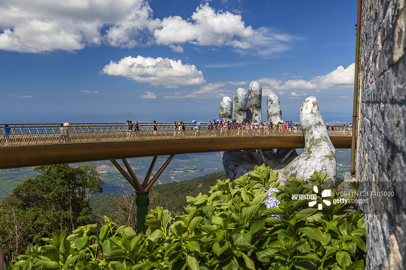 越南岘港巴那山金桥旅游胜地，来自不同国家的游客在金桥上拍照图片素材