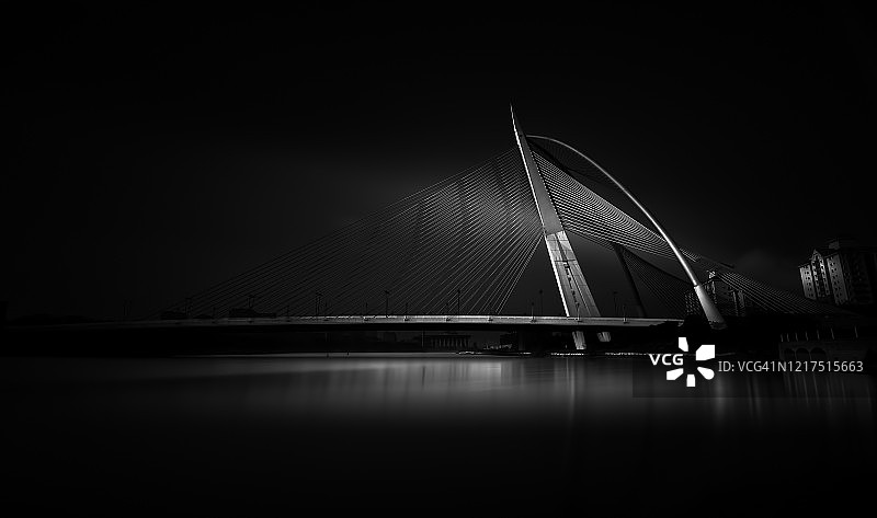 黑色和白色的瓦瓦桑桥图片素材
