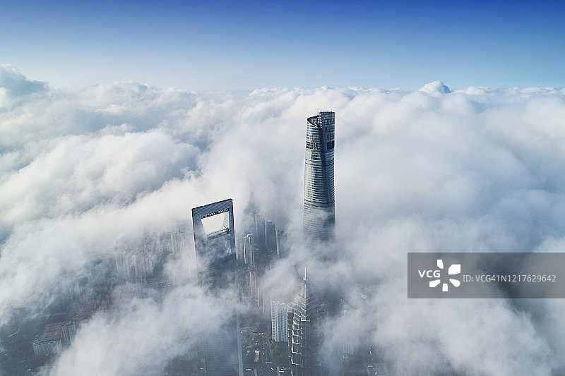 无人机在同温层云中俯瞰上海摩天大楼图片素材