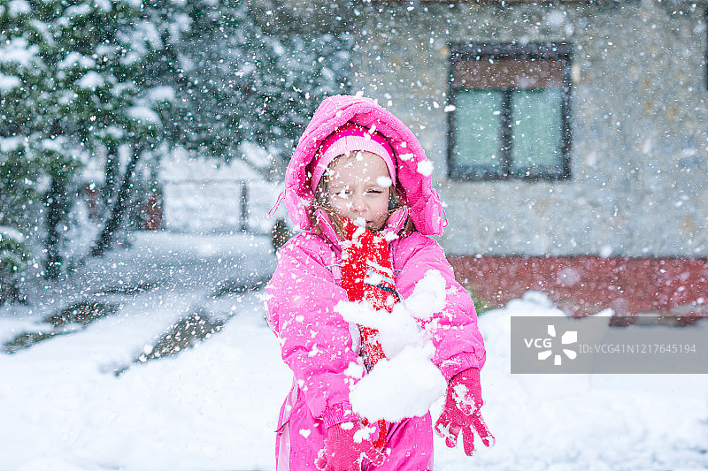 小女孩在雪地上玩耍图片素材
