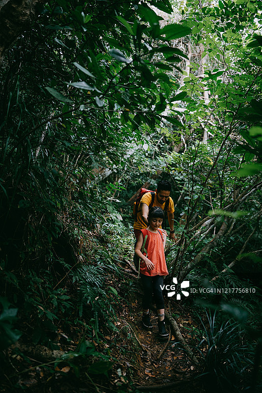 小女孩和她的父亲徒步旅行在丛林，Iriomote岛，冲绳，日本图片素材