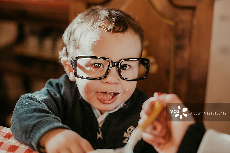 一个戴着书呆子眼镜的小男孩的肖像图片素材