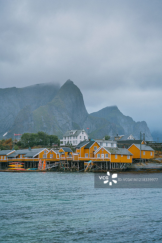 罗浮敦群岛的黄色渔村Sakrisoy图片素材